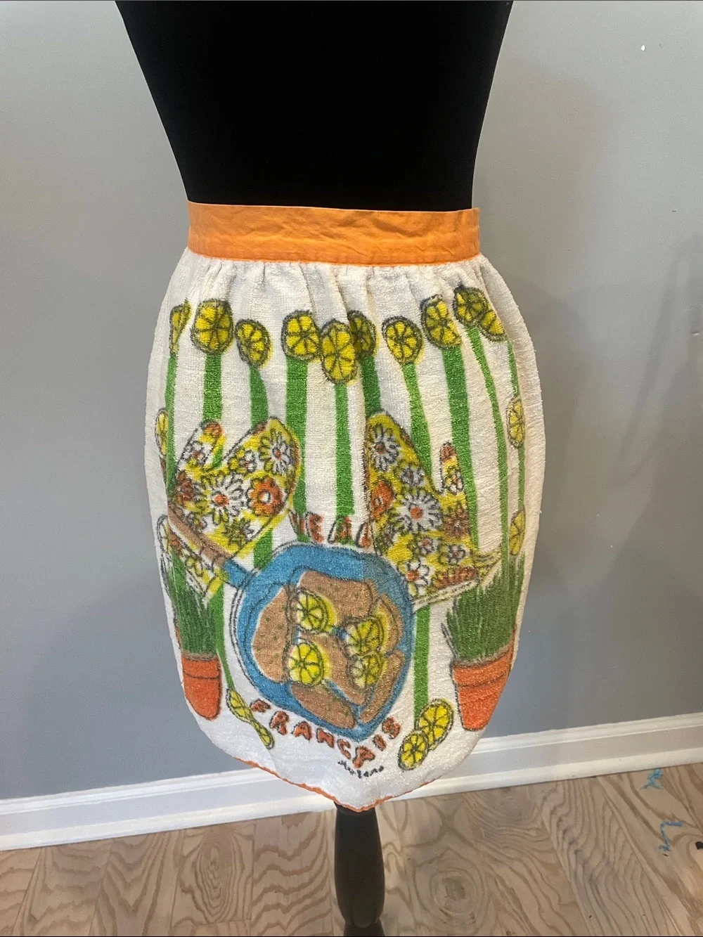 Retro kitchen apron in 70’s fashion